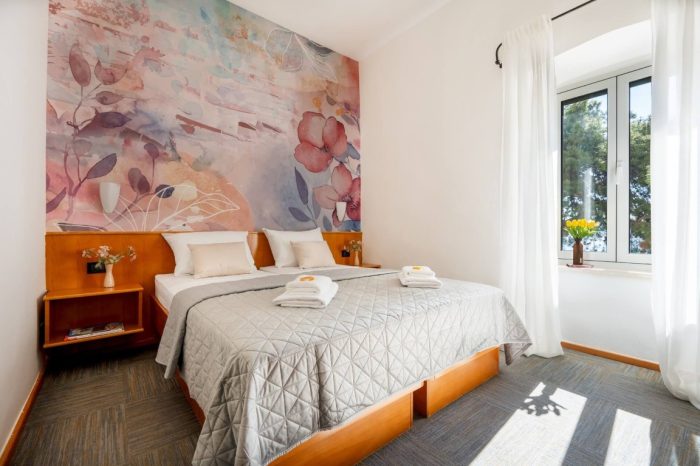 Šarmantna soba s puno dnevne svjetlosti i prirodnih boja