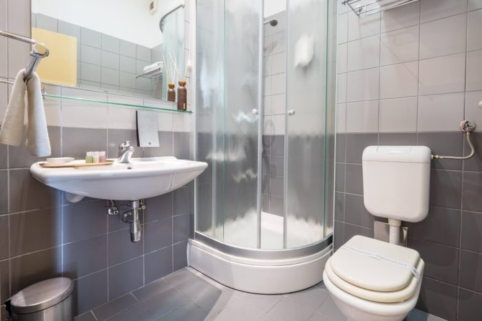 Uredna i čista kupaonica u sklopu sobe