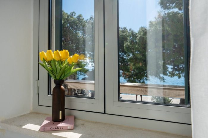 Prekrasano dekoriran pogled s prozora