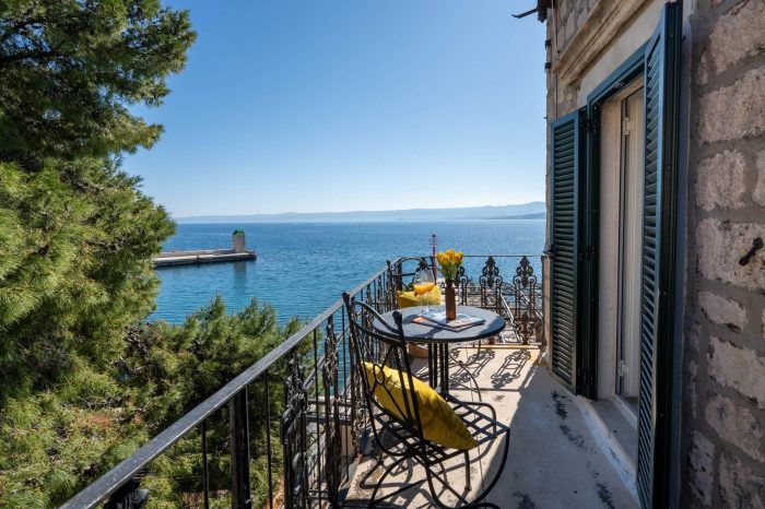 Pogled na more s osunčane terase hotela