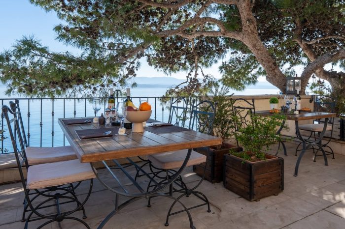 Vanjska terasa u zelenilu s pogledom na more