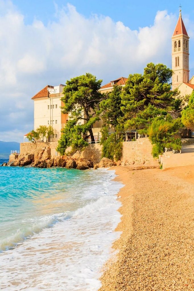Otok pun zelenina i boja s predivnim osunčanim plavim morem