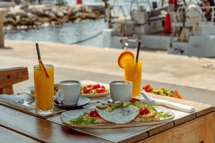 Ukusan i zdrav svježe pripremljeni doručak uz cijeđeni sok i kavu