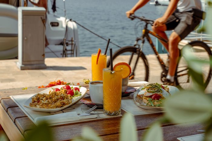 Čarobno iskustvo ukusnog i zdravog doručka sa aktraktivnim aranžmanom