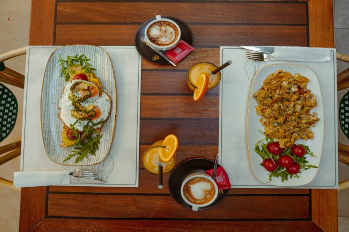 Maštovito poslužen doručak sa svježim voćnim sokom i kavom